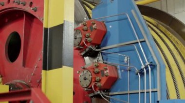 Endüstriyel ortamda gelişmiş makinelerin detaylı görüntüsü, kritik bileşenleri ve tasarım karmaşıklıklarını gözler önüne seriyor. Menkul Kıymetler