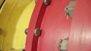 Çarpıcı kırmızı ve sarı renklerin yanı sıra yapısal ayrıntıları içeren canlı endüstriyel bileşenlerin yakın çekimi. Menkul Kıymetler