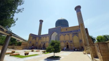 Semerkand 'daki olağanüstü bir binanın çarpıcı manzarası, zamansız güzelliğini ve karmaşık tasarımını vurguluyor. Eylem