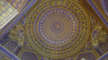 Göz kamaştırıcı simetrik bir tavan, göz alıcı renkler ve karmaşık desenlerle süslenmiş. Eylem