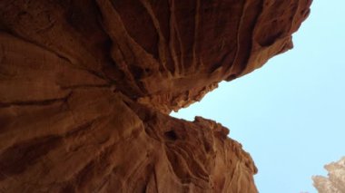 Uçsuz bucaksız bir kanyonun nefes kesici güzelliğini keşfedin. Karmaşık kaya katmanları ve sonsuz açık gökyüzü ile. Eylem