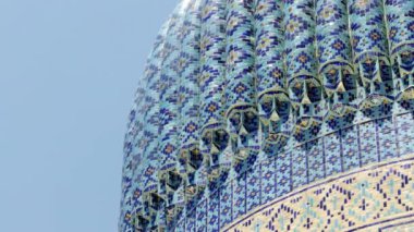 Özenle hazırlanmış mozaik mozaiklerin nefes kesen yakın çekimi bir cami kubbesini süslüyor. Bu kubbe çok sayıda canlı rengi gösteriyor. Eylem