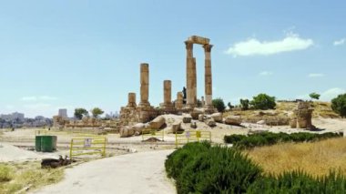 Huzurlu bir manzaradaki antik sütunların nefes kesici bir görüntüsü, dikkate değer tarihi mimariyi gözler önüne seriyor. Eylem