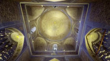 Nefis dekore edilmiş tavanın nefes kesen manzarası belirgin bir şekilde zarif bir İslami sanat ve tasarım sergiliyor. Eylem