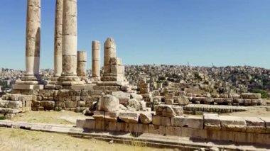 Ürdün 'deki Roma mimarisinin büyük kalıntılarını keşfedin, tarihin ve doğal güzelliğin çarpıcı bir harmanı. Eylem