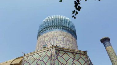 Nefis bir manzara, el değmemiş mavi gökyüzünün altındaki tarihi bir caminin özenle hazırlanmış kubbesini gösteriyor. Eylem