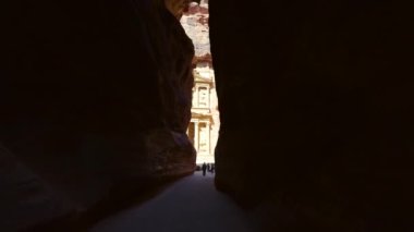 Petra 'daki inanılmaz hazinenin göz kamaştırıcı görüntüsü Siq' teki yüksek uçurumlar tarafından güzelce çerçevelendi. Eylem