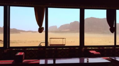 Uçsuz bucaksız çöl manzarasının lüks bir ortamdan nefes kesen görüntüsü güzellikleri harika bir şekilde gözler önüne seriyor. Eylem