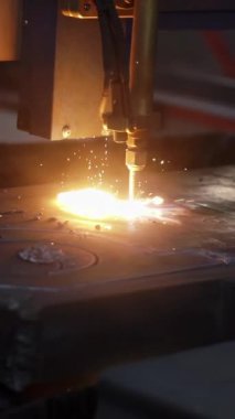 Fabrikada çalışıyorum. Şarjör. Lazer kullanarak özel ekipmanlarla demir testeresi. Yüksek kaliteli FullHD görüntüler