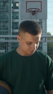 Yakışıklı bir erkek sporcu. Medya. Voleybol sahasında elinde topla duran bir adam. Yüksek kalite 4k görüntü