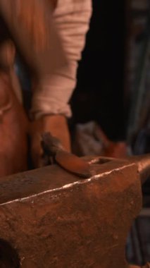 Ütüyü çeviriyorum. Medya. İşlemciler demiri özel çekiçlerle şekillendirmeye çalışıyorlar. Yüksek kalite 4k görüntü