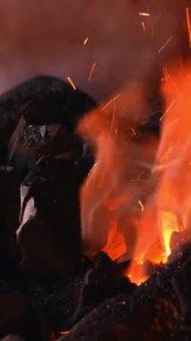 Demir döverler. Medya. Bölünmüş sıcaklıkta sokakta demirle çalışıyorlar. Yüksek kalite 4k görüntü