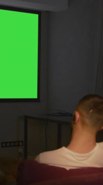 Büyük yeşil ekranlı bir oda. Medya. Yeşil projektörlü geniş bir oda. Yüksek kalite 4k görüntü