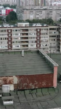 Yazın futbol sahası olan evler. Stok görüntüleri. Yeşil ağaçları ve futbol sahası olan eski binalar. Futbol sahası olan eski bir yerleşim yeri..