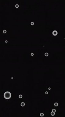 Siyah arka planda rastgele uçan hava kabarcıkları. Tasarım. Yüzük siluetleri yükseliyor