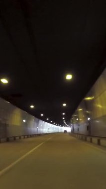 Tünelden araba yolcu açısından araba araba. Sahne. Aracını tünelden sürücü görünümü.