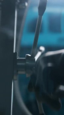 Ağır ekipmanlarla çalışmak. Stok görüntüleri. Tehlikeli kimyasal elementlerin özel eldiven giydiği bir laboratuvarda çalışıyorum. Yüksek kalite 4k görüntü