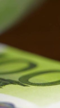 Euro banknot yakın çekim. Birkaç yüz euro banknot değeri tarafından yığılmış. Euro para kavramı. 100 euro banknot dışarı Fanlı, makro doku. Para düşme gibi bir paletli.