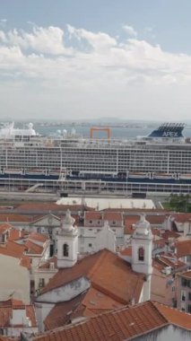 Deniz kıyısındaki küçük evler. Başla. Denizlerin karşısında, yatları, gemileri ve güneşi olan kalıcı sakinleri olan bir turistik yer. Yüksek kalite 4k görüntü