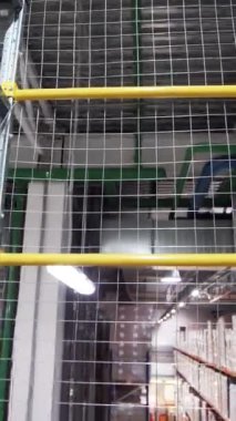 Büyük bir endüstriyel tesisin içine bakın. Yaratıcı. Bir depodaki merdiven ve raflar