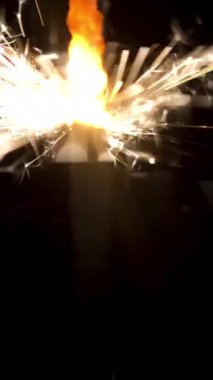 Bengal güzel pırıltılar siyah arka plan üzerine izole ateşle. Medya. Karanlık, neşeli Noel kavramı içinde yanan maytap.