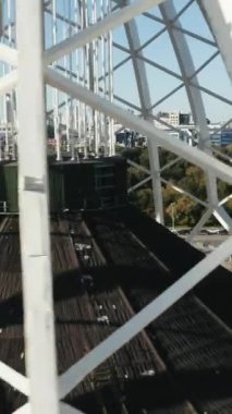 Kocaman beyaz bir kubbe ve arkada büyük gökdelenler. Stok görüntüleri. Parlak bir gökyüzü ve trafiğin arka planında yüksek binaları olan büyük bir şehir manzarası. Yüksek kalite 4k görüntü