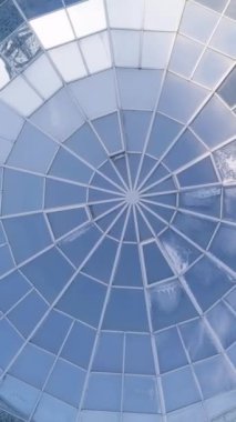 Üstten Görünüm yapısal cam cephe fantastik ofis binası çatı eğri üzerinde. Modern ve çağdaş mimari kurgu cam çelik sütun ile. Cam kubbe ve güneş. Cam inşaat Üstten Görünüm