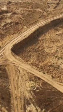 Çölde kumlu bir parça hareket büyük kırmızı kamyon hava görünümünü. Çöl gezisi.