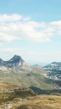 Üstten görünüm mavi gökyüzü karşı dağ panoraması. Hisse senedi. Rocky Dağları doruklarına çim eteklerinde, kapaklı güzel manzara oluşturun.