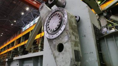 Bu, olağanüstü bir mühendislik hassasiyeti gösteren büyük bir endüstriyel makine bileşeninin detaylı bir görüntüsü. Menkul Kıymetler