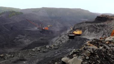 Ayrıntılı değerlendirme ve planlama gerektiren açık bir maden ocağında geniş çaplı kömür madenciliği araştırıyoruz. Menkul Kıymetler