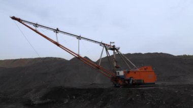 Madencilik sahasında çalışan güçlü bir kazıcı ağır operasyonlar ve gelişmiş mühendislik gösteriyor. Menkul Kıymetler