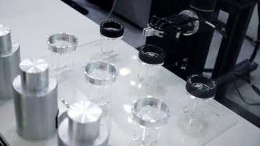 Modern bir çalışma alanı ortamında şeffaf bileşenleri ustalıkla kullanan çok gelişmiş bir robotik kol. Medya