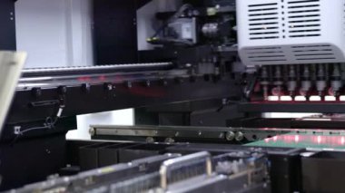 Gelişmiş makine bileşenlerini ileri teknoloji imalat ortamında gösteren detaylı bir bakış açısı. Medya