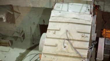 Ağır makineler aktif olarak bir taş ocağında çalışıyor, bu da mineral çıkarmada kullanılan çeşitli süreçleri gösteriyor. Menkul Kıymetler