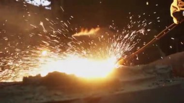 Metal işçiliğinin büyüleyici bir görüntüsü, parlak kıvılcımlar ve yoğun ısı. Menkul Kıymetler