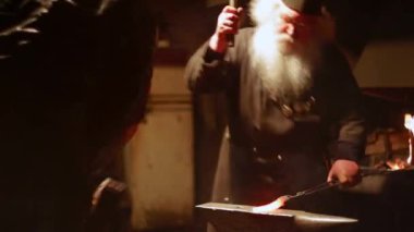 Bir atölyede, yetenekli demirci çekiçleri parlayan metaller, olağanüstü zanaatkarlıklarını sergiliyorlar. Menkul Kıymetler