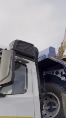 Paris-Fransa, 18.11.2022: Sahne. İnşaat için helikopter dolusu çimentodan alınan büyük kamyonlar. Sadece yazı işleri için kullanın. Yüksek kaliteli FullHD görüntüler