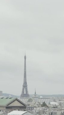 Popüler bir turizm merkezi. Paris, Fransa, 09.10.2022, kayıt. Konut binaları, köprü, teknelerde yüzen turistler ve Eyfel Kulesi 'nin ana ilgi odağı olan sonbahar manzarası