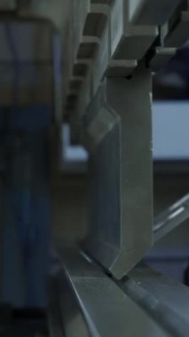 Atölyede metale baskı yapan işçilere yaklaş. Yaratıcı. Metal levha hidrolik CNC basın fren makinesi