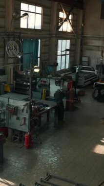 Çelik yapımı fabrika detayları, metal üretimi. Yaratıcı. Kaynakçıların işini yaptığı fabrika atölyesi.