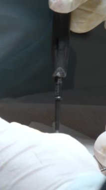 Ameliyat kapanıyor. Başla. Cerrah elleri ameliyat aletleriyle ameliyat yapıyor.