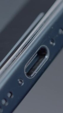 Çin, Pekin - 15 Eylül 2023: USB C kablosu iPhone 'a bağlandı. Başla. USB-C ile çalışan yeni iPhone 15 profosyonel şarj konnektörü USB-C bağlantılı iPhone üretimine yeni bir çözüm.