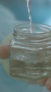 Ameliyathanedeki küçük konteynıra steril sıvı dökülüyor. Başla. Sağlık çalışanları takımı.