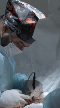 Doktorlar ve cerrahlar ameliyathanede cerrahi işlem yapıyorlar. Başla. Modern hastane acil servisi.