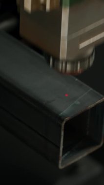 Metal lazer kesimi için kullanılan makine, metal bir detayı keser. Yaratıcı. Modern metal kesme teknolojisi, parlak kıvılcımlar