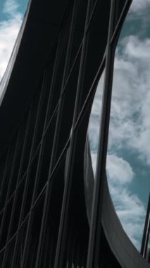 Camdan pencereleri ve yansıması olan modern bina. Stok görüntüleri. Ofisler ya da kültür müzeleri için cam binaların modern mimarisi. Modern çağın pencerelerinde gökyüzünün ve binaların güzel yansıması