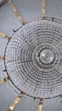 Tapınakta kristal avize. Sahne. Tapınağın kubbesinin altındaki kristal avizenin güzel ışığı. Tapınakta avize ve kristal süslemelerle dolu bir kubbe..