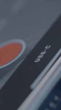 Çin, Pekin - 15 Eylül 2023: USB C kablosu iPhone 'a bağlandı. Başla. USB-C ile çalışan yeni iPhone 15 profosyonel şarj konnektörü USB-C bağlantılı iPhone üretimine yeni bir çözüm.