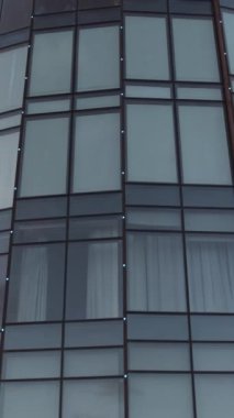 Camdan modern binanın yansıması. Stok görüntüleri. Modern binanın cam cephesinde güzel bir yansıma. Manzara yansıması olan cam yükseklik.